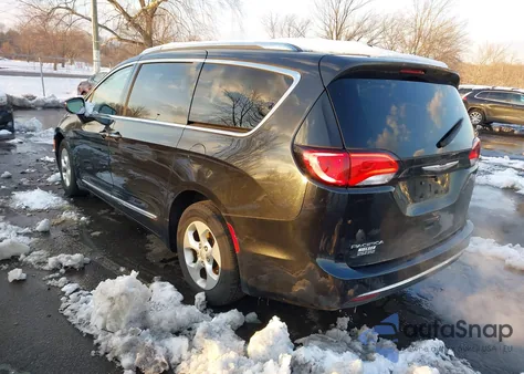 2017 Chrysler Pacifica Touring-L Plus z USA, uszkodzony, nr VIN 2C4RC1EG1HR515312